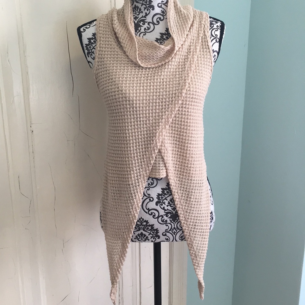Sleeveless cowneck knit top
